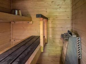ターコブオリにあるHoliday Home Tahkontilhi e 5 by Interhomeのベッド付きの小さな木造キャビン