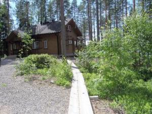 HakoniemiにあるHoliday Home Puolukka by Interhomeの森の中の小屋