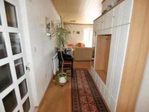 Un pasillo con una mesa y una planta sobre una alfombra. en Apartment Marija-1 by Interhome, en Pridraga