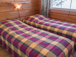 a bedroom with two twin beds in a cabin at Holiday Home Peiponpesä b by Interhome in Tahkovuori
