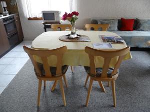 エンゲルベルクにあるApartment Birkenstrasse 70-2 by Interhomeのダイニングテーブル(椅子2脚、花瓶付)