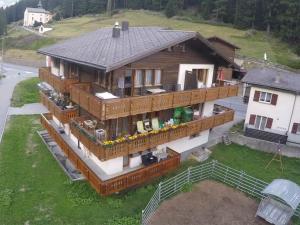une grande maison en bois avec une grande terrasse dans l'établissement Apartment Silberdistel by Interhome, à Saas-Grund