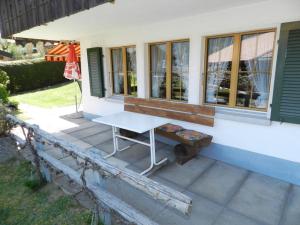 - une table sur une terrasse à l'extérieur d'une maison dans l'établissement Apartment Bolgen by Interhome, à Zweisimmen