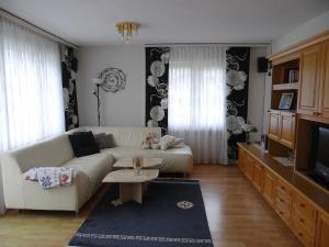 ein Wohnzimmer mit einem weißen Sofa und einem Tisch in der Unterkunft Apartment Birkenstrasse 52 by Interhome in Engelberg