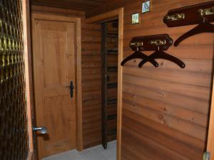 eine Tür zu einem Zimmer mit einem Schrank in einer Hütte in der Unterkunft Apartment Abnaki- Chalet by Interhome in Gstaad