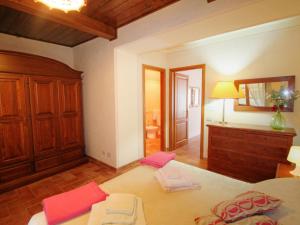 una camera con letto, cassettiera e specchio di Apartment Poggio alla Baghera-2 by Interhome a Fornello