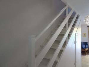 コゴランにあるHoliday Home Les Mas de Cogolin by Interhomeの白壁の部屋の白い階段