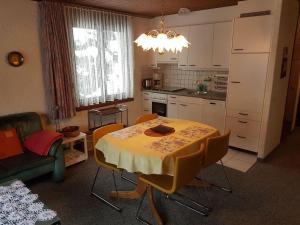 eine Küche mit einem Tisch und Stühlen im Zimmer in der Unterkunft Apartment Birkenstrasse 70-1 by Interhome in Engelberg