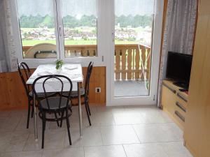 comedor con mesa y sillas y balcón en Apartment Berg by Interhome, en Engelberg