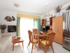 cocina y sala de estar con mesa y sillas en Holiday Home Imperial Park 2302 by Interhome, en Calpe