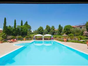 una gran piscina con agua azul en Apartment Tipologia Trilocale by Interhome, en Le Vedute 71 fotos más
