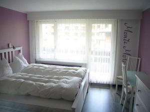 Tempat tidur dalam kamar di Apartment Moosgufer by Interhome