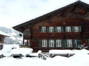 OberriedにあるApartment Kronegg # 2 by Interhomeの雪に覆われた木造家屋