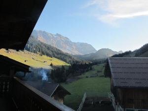 uma vista para um vale com montanhas ao fundo em Apartment Gilbachhöckli 2 by Interhome em Adelboden