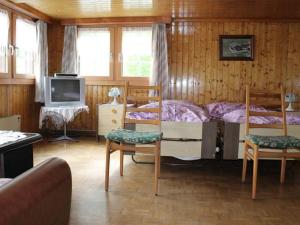 sypialnia z 2 łóżkami piętrowymi i telewizorem w obiekcie Apartment Talblick by Interhome w mieście Saas-Grund