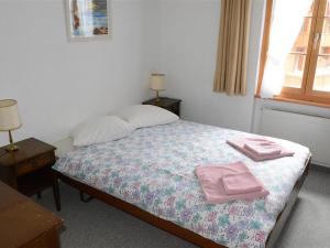 グスタードにあるApartment Mireille Nr- 6 by Interhomeのベッドルーム1室(ピンクのタオル2枚付)