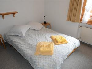 グスタードにあるApartment Mireille Nr- 3 by Interhomeのベッドルーム1室(黄色いタオル2枚付)