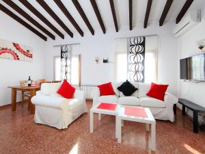 ein Wohnzimmer mit zwei weißen Sofas und roten Kissen in der Unterkunft Holiday Home Casa Negrita by Interhome in Benissa