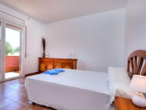 Les tres CalesにあるHoliday Home Villa Santa Marta II by Interhomeのベッドルーム(大きな白いベッド1台、窓付)