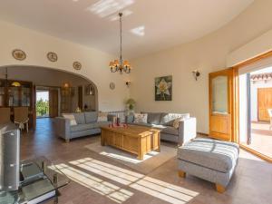 salon z kanapą i stołem w obiekcie Villa Casa Salvador by Interhome w mieście Monte Pego