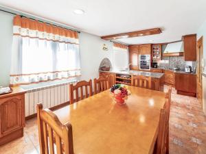 cocina con mesa de comedor de madera y sillas en Holiday Home Mari by Interhome, en Sant Antoni de Calonge