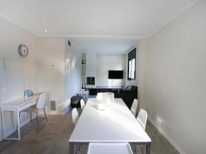 カンブリルスにあるHoliday Home Gunella by Interhomeのリビングルーム(白いテーブル、椅子付)