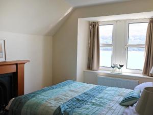 sypialnia z łóżkiem i 2 oknami w obiekcie Holiday Home Dunan by Interhome w mieście Dunan