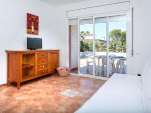 Televízia a/alebo spoločenská miestnosť v ubytovaní Holiday Home Villa Santa Marta I by Interhome