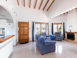 - un salon avec deux chaises bleues et une cheminée dans l'établissement Villa Jillian by Interhome, à Monte Pego