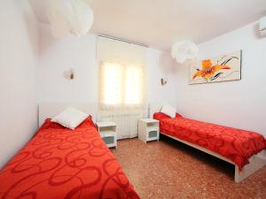 - une chambre avec 2 lits et une fenêtre dans l'établissement Holiday Home Negrita by Interhome, à Benissa