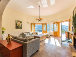 salon z kanapą i stołem w obiekcie Villa Casa Salvador by Interhome w mieście Monte Pego