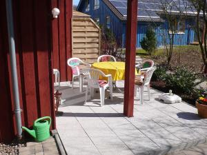 einen Tisch und Stühle auf einer Terrasse mit einem gelben Tisch in der Unterkunft Holiday Home Ferienpark Extertal-2 by Interhome in Bremke