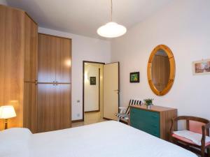ヴィアレッジョにあるApartment Appartamento Luporini by Interhomeのベッドルーム1室(ベッド1台、ドレッサー、鏡付)