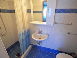een badkamer met een wastafel en een toilet bij Apartment Cvjetko by Interhome in Rakalj