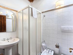 Kúpeľňa v ubytovaní Apartment Chiantishire retreat-5 by Interhome