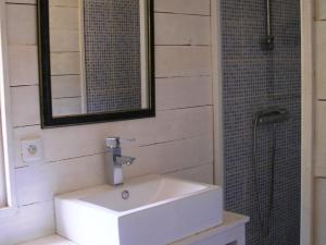萊昂的住宿－萊昂曼森哈雷巴爾多度假屋，浴室配有白色水槽和淋浴。
