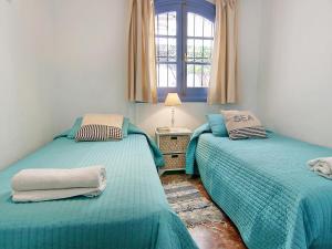 1 dormitorio con 2 camas y ventana en Holiday Home Amanda by Interhome en Nerja