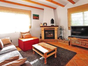 uma sala de estar com um sofá e uma televisão em Villa Aviles by Interhome em Jávea