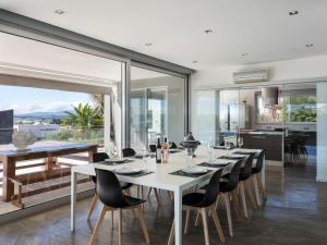 een eetkamer met een witte tafel en stoelen bij Villa Vogue by Interhome in Ferragudo