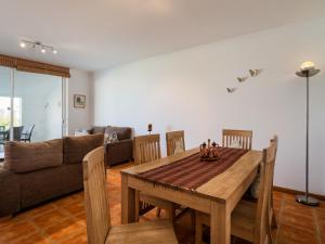 sala de estar con mesa de madera y sofá en Apartment VistaMoura by Interhome, en Benfarras