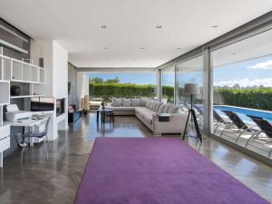 een woonkamer met een bank en een paars tapijt bij Villa Vogue by Interhome in Ferragudo