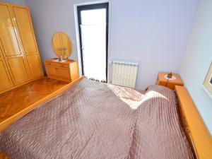 - une chambre avec un lit et une grande fenêtre dans l'établissement Apartment Cvjetko by Interhome, à Rakalj
