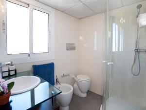 uma casa de banho com um lavatório, um WC e um chuveiro em Apartment Les Roquetes by Interhome em Calpe