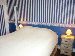 ヴォー・シュル・メールにあるApartment L'Océan by Interhomeのベッドルーム1室(白いベッド1台付)