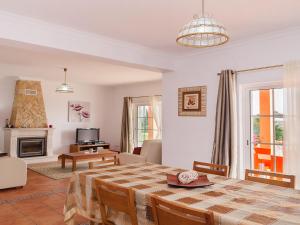 comedor y sala de estar con mesa y sillas en Villa Casa da Horta by Interhome, en Estevais