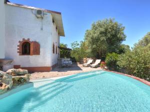 una piscina di fronte a una casa di Villa Casa by Interhome a Solarino