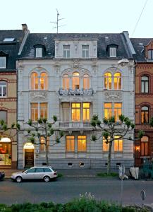 une voiture garée devant un grand bâtiment dans l'établissement Hotel zum Scheppen Eck, à Wiesbaden