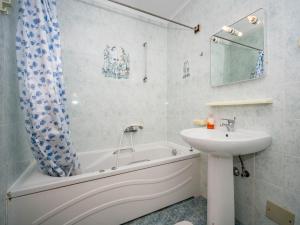 a bathroom with a sink and a bath tub and a sink at Apartment Hilde Blue-3 by Interhome in Medulin