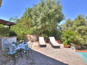 un patio con tavolo e sedie accanto alla piscina di Villa Casa by Interhome a Solarino