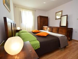 Ένα ή περισσότερα κρεβάτια σε δωμάτιο στο Holiday Home Stancija Negri by Interhome
